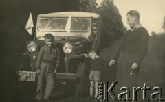 Lata 50., Santa Ana, prowincja Misiones, Argentyna.
Stefan Szymula z synami Claudio i Benicio. Przed wojną pracował w Powiatowym Zarządzie Drogowym w Buczaczu, po 1939 ukrywał się. Aresztowany po nieudanej ucieczce do Rumunii, osadzony w więzieniu w Czortkowie, później w Starobielsku. Skazany na 5 lat obozu, zesłany w styczniu 1941 roku na Syberię. Dostał się do Armii Andersa, z którą został ewakuowany do Iranu. Przeszedł z nią cały szlak bliskowschodni. W Palestynie ukończył Szkołę Podchorążych Piechoty Rezerwy i został mianowany porucznikiem. Walczył pod Monte Cassino, w dniu zakończenia wojny ożenił się z Włoszką Silvią Valli. W 1948 roku emigrował do Argentyny.
Fot. NN, zbiory Silvii Szymuli, reprodukcje cyfrowe w  Bibliotece Polskiej im. Ignacego Domeyki w Buenos Aires (Biblioteca Polaca Ignacio Domeyko) i w Ośrodku KARTA w Warszawie