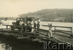 Lata 50., prowincja Misiones, Argentyna.
Przeprawa przez rzekę Urugwaj.
Fot. NN, zbiory Silvii Szymuli, reprodukcje cyfrowe w  Bibliotece Polskiej im. Ignacego Domeyki w Buenos Aires (Biblioteca Polaca Ignacio Domeyko) i w Ośrodku KARTA w Warszawie