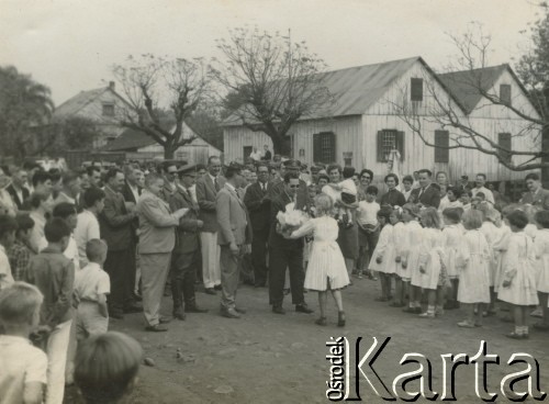 Lata 50., prowincja Misiones, Argentyna.
Uroczystość w szkole.
Fot. NN, zbiory Silvii Szymuli, reprodukcje cyfrowe w  Bibliotece Polskiej im. Ignacego Domeyki w Buenos Aires (Biblioteca Polaca Ignacio Domeyko) i w Ośrodku KARTA w Warszawie