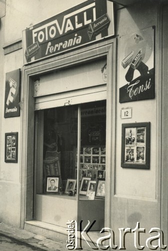 Lata 50., Dicomano, Włochy.
Foto Valli - zakład fotograficzny rodziny Sylwii Szymuli.
Fot. NN, zbiory Silvii Szymuli, reprodukcje cyfrowe w  Bibliotece Polskiej im. Ignacego Domeyki w Buenos Aires (Biblioteca Polaca Ignacio Domeyko) i w Ośrodku KARTA w Warszawie