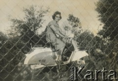 Lata 60., El Alcaraz, prowincja Misiones, Argentyna.
Silvia Szymula, Włoszka która w dniu zakończenia II wojny światowej wyszła za mąż za Stefana Szymulę, polskiego żołnierza, który stacjonował w jej rodzinnym miasteczku Dicomano (Włochy). Po wojnie wyjechali do Argentyny. 
Fot. NN, zbiory Silvii Szymuli, reprodukcje cyfrowe w  Bibliotece Polskiej im. Ignacego Domeyki w Buenos Aires (Biblioteca Polaca Ignacio Domeyko) i w Ośrodku KARTA w Warszawie