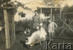 Ok. 1964., Puerto Rico, prowincja Misiones, Argentyna.
Bracia Claudio i Bencicio Szymula. Ich rodzice - Polak i Włoszka - wzięli ślub w dniu zakończenia wojny i w 1948 roku emigrowali do Argentyny.
Fot. NN, zbiory Silvii Szymuli, reprodukcje cyfrowe w  Bibliotece Polskiej im. Ignacego Domeyki w Buenos Aires (Biblioteca Polaca Ignacio Domeyko) i w Ośrodku KARTA w Warszawie