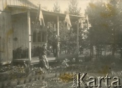 Lata 60., El Alcazar, prowincja Misiones, Argentyna.
Stefan Szymula z synem Claudio. Przed wojną pracował w Powiatowym Zarządzie Drogowym w Buczaczu, po 1939 ukrywał się. Aresztowany po nieudanej ucieczce do Rumunii, osadzony w więzieniu w Czortkowie, później w Starobielsku. Skazany na 5 lat obozu, zesłany w styczniu 1941 roku na Syberię. Dostał się do Armii Andersa, z którą został ewakuowany do Iranu. Przeszedł z nią cały szlak bliskowschodni. W Palestynie ukończył Szkołę Podchorążych Piechoty Rezerwy i został mianowany porucznikiem. Walczył pod Monte Cassino, w dniu zakończenia wojny ożenił się z Włoszką Silvią Valli. W 1948 roku emigrował do Argentyny. Nz. przed swoim domem, na którym zawieszone są trzy flagi - argentyńska, polska i włoska. 
Fot. NN, zbiory Silvii Szymuli, reprodukcje cyfrowe w  Bibliotece Polskiej im. Ignacego Domeyki w Buenos Aires (Biblioteca Polaca Ignacio Domeyko) i w Ośrodku KARTA w Warszawie