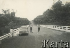 Lata 60., most na rzece Parana, prowincja Misiones, Argentyna.
Bracia Claudio i Bencicio Szymula. Ich rodzice - Polak i Włoszka - wzięli ślub w dniu zakończenia wojny i w 1948 roku emigrowali do Argentyny.
Fot. NN, zbiory Silvii Szymuli, reprodukcje cyfrowe w  Bibliotece Polskiej im. Ignacego Domeyki w Buenos Aires (Biblioteca Polaca Ignacio Domeyko) i w Ośrodku KARTA w Warszawie