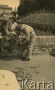 1945-1948, Urbino, Włochy.
Silvia Szymula z domu Valli i Stefan Szymula. S. Szymula przed wojną pracował w Powiatowym Zarządzie Drogowym w Buczaczu, po 1939 ukrywał się. Aresztowany po nieudanej ucieczce do Rumunii, osadzony w więzieniu w Czortkowie, później w Starobielsku. Skazany na 5 lat obozu, zesłany w styczniu 1941 roku na Syberię. Dostał się do Armii Andersa, z którą został ewakuowany do Iranu. Przeszedł z nią cały szlak bliskowschodni. W Palestynie ukończył Szkołę Podchorążych Piechoty Rezerwy i został mianowany porucznikiem. Walczył pod Monte Cassino. W 1948 roku emigrował z żoną i synkiem do Argentyny.
Fot. NN, zbiory Silvii Szymuli, reprodukcje cyfrowe w  Bibliotece Polskiej im. Ignacego Domeyki w Buenos Aires (Biblioteca Polaca Ignacio Domeyko) i w Ośrodku KARTA w Warszawie