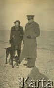 1946, Porto Recanati, Włochy.
Silvia Szymula z domu Valli i Stefan Szymula. S. Szymula przed wojną pracował w Powiatowym Zarządzie Drogowym w Buczaczu, po 1939 ukrywał się. Aresztowany po nieudanej ucieczce do Rumunii, osadzony w więzieniu w Czortkowie, później w Starobielsku. Skazany na 5 lat obozu, zesłany w styczniu 1941 roku na Syberię. Dostał się do Armii Andersa, z którą został ewakuowany do Iranu. Przeszedł z nią cały szlak bliskowschodni. W Palestynie ukończył Szkołę Podchorążych Piechoty Rezerwy i został mianowany porucznikiem. Walczył pod Monte Cassino. W 1948 roku emigrował z żoną i synkiem do Argentyny.
Fot. NN, zbiory Silvii Szymuli, reprodukcje cyfrowe w  Bibliotece Polskiej im. Ignacego Domeyki w Buenos Aires (Biblioteca Polaca Ignacio Domeyko) i w Ośrodku KARTA w Warszawie