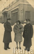 1946, Forli, Włochy.
Silvia Szymula z domu Valli i Stefan Szymula (po prawej). S. Szymula przed wojną pracował w Powiatowym Zarządzie Drogowym w Buczaczu, po 1939 ukrywał się. Aresztowany po nieudanej ucieczce do Rumunii, osadzony w więzieniu w Czortkowie, później w Starobielsku. Skazany na 5 lat obozu, zesłany w styczniu 1941 roku na Syberię. Dostał się do Armii Andersa, z którą został ewakuowany do Iranu. Przeszedł z nią cały szlak bliskowschodni. W Palestynie ukończył Szkołę Podchorążych Piechoty Rezerwy i został mianowany porucznikiem. Walczył pod Monte Cassino. W 1948 roku emigrował z żoną i synkiem do Argentyny.
Fot. NN, zbiory Silvii Szymuli, reprodukcje cyfrowe w  Bibliotece Polskiej im. Ignacego Domeyki w Buenos Aires (Biblioteca Polaca Ignacio Domeyko) i w Ośrodku KARTA w Warszawie