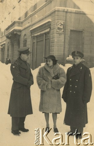 1946, Forli, Włochy.
Silvia Szymula z domu Valli i Stefan Szymula (po prawej). S. Szymula przed wojną pracował w Powiatowym Zarządzie Drogowym w Buczaczu, po 1939 ukrywał się. Aresztowany po nieudanej ucieczce do Rumunii, osadzony w więzieniu w Czortkowie, później w Starobielsku. Skazany na 5 lat obozu, zesłany w styczniu 1941 roku na Syberię. Dostał się do Armii Andersa, z którą został ewakuowany do Iranu. Przeszedł z nią cały szlak bliskowschodni. W Palestynie ukończył Szkołę Podchorążych Piechoty Rezerwy i został mianowany porucznikiem. Walczył pod Monte Cassino. W 1948 roku emigrował z żoną i synkiem do Argentyny.
Fot. NN, zbiory Silvii Szymuli, reprodukcje cyfrowe w  Bibliotece Polskiej im. Ignacego Domeyki w Buenos Aires (Biblioteca Polaca Ignacio Domeyko) i w Ośrodku KARTA w Warszawie