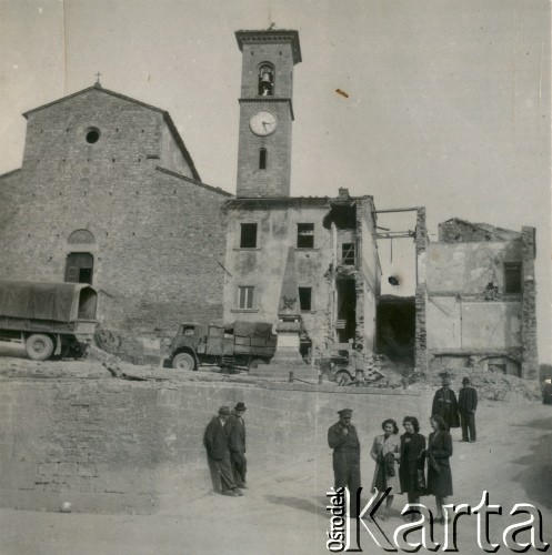 1944-1948, San Godenzo, Włochy.
Mieszkańcy miasteczka z polskimi żołnierzami. W głębi widać zniszczone wojną zabudowania.
Fot. NN, zbiory Silvii Szymuli, reprodukcje cyfrowe w  Bibliotece Polskiej im. Ignacego Domeyki w Buenos Aires (Biblioteca Polaca Ignacio Domeyko) i w Ośrodku KARTA w Warszawie