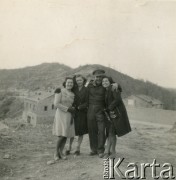 1944-1948, San Godenzo, Włochy.
Grupa ludzi, wśród nich Silvia Szymula - Włoszka, która w dniu zakończenia II wojny światowej wyszła za mąż za Stefana Szymulę, polskiego żołnierza, który stacjonował w jej rodzinnym miasteczku Dicomano (Włochy). Po wojnie wyjechali do Argentyny. 
Fot. NN, zbiory Silvii Szymuli, reprodukcje cyfrowe w  Bibliotece Polskiej im. Ignacego Domeyki w Buenos Aires (Biblioteca Polaca Ignacio Domeyko) i w Ośrodku KARTA w Warszawie