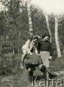 1945, Dicomano, Włochy.
Silvia Szymula z domu Valli i Stefan Szymula. S. Szymula przed wojną pracował w Powiatowym Zarządzie Drogowym w Buczaczu, po 1939 ukrywał się. Aresztowany po nieudanej ucieczce do Rumunii, osadzony w więzieniu w Czortkowie, później w Starobielsku. Skazany na 5 lat obozu, zesłany w styczniu 1941 roku na Syberię. Dostał się do Armii Andersa, z którą został ewakuowany do Iranu. Przeszedł z nią cały szlak bliskowschodni. W Palestynie ukończył Szkołę Podchorążych Piechoty Rezerwy i został mianowany porucznikiem. Walczył pod Monte Cassino. W 1948 roku emigrował z żoną i synkiem do Argentyny. Nz. z siostrą Sylvii - Martą Valli.
Fot. NN, zbiory Silvii Szymuli, reprodukcje cyfrowe w  Bibliotece Polskiej im. Ignacego Domeyki w Buenos Aires (Biblioteca Polaca Ignacio Domeyko) i w Ośrodku KARTA w Warszawie