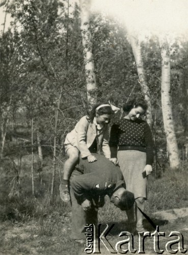 1945, Dicomano, Włochy.
Silvia Szymula z domu Valli i Stefan Szymula. S. Szymula przed wojną pracował w Powiatowym Zarządzie Drogowym w Buczaczu, po 1939 ukrywał się. Aresztowany po nieudanej ucieczce do Rumunii, osadzony w więzieniu w Czortkowie, później w Starobielsku. Skazany na 5 lat obozu, zesłany w styczniu 1941 roku na Syberię. Dostał się do Armii Andersa, z którą został ewakuowany do Iranu. Przeszedł z nią cały szlak bliskowschodni. W Palestynie ukończył Szkołę Podchorążych Piechoty Rezerwy i został mianowany porucznikiem. Walczył pod Monte Cassino. W 1948 roku emigrował z żoną i synkiem do Argentyny. Nz. z siostrą Sylvii - Martą Valli.
Fot. NN, zbiory Silvii Szymuli, reprodukcje cyfrowe w  Bibliotece Polskiej im. Ignacego Domeyki w Buenos Aires (Biblioteca Polaca Ignacio Domeyko) i w Ośrodku KARTA w Warszawie