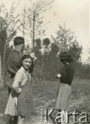 1945, Dicomano, Włochy.
Silvia Szymula z domu Valli i Stefan Szymula. S. Szymula przed wojną pracował w Powiatowym Zarządzie Drogowym w Buczaczu, po 1939 ukrywał się. Aresztowany po nieudanej ucieczce do Rumunii, osadzony w więzieniu w Czortkowie, później w Starobielsku. Skazany na 5 lat obozu, zesłany w styczniu 1941 roku na Syberię. Dostał się do Armii Andersa, z którą został ewakuowany do Iranu. Przeszedł z nią cały szlak bliskowschodni. W Palestynie ukończył Szkołę Podchorążych Piechoty Rezerwy i został mianowany porucznikiem. Walczył pod Monte Cassino. W 1948 roku emigrował z żoną i synkiem do Argentyny. Nz. z siostrą Sylvii - Martą Valli.
Fot. NN, zbiory Silvii Szymuli, reprodukcje cyfrowe w  Bibliotece Polskiej im. Ignacego Domeyki w Buenos Aires (Biblioteca Polaca Ignacio Domeyko) i w Ośrodku KARTA w Warszawie