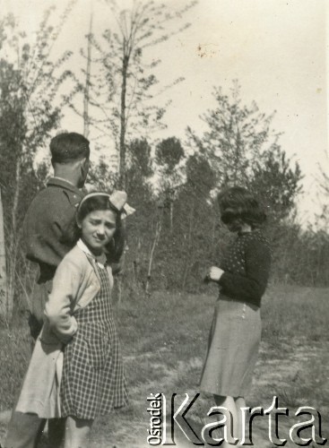1945, Dicomano, Włochy.
Silvia Szymula z domu Valli i Stefan Szymula. S. Szymula przed wojną pracował w Powiatowym Zarządzie Drogowym w Buczaczu, po 1939 ukrywał się. Aresztowany po nieudanej ucieczce do Rumunii, osadzony w więzieniu w Czortkowie, później w Starobielsku. Skazany na 5 lat obozu, zesłany w styczniu 1941 roku na Syberię. Dostał się do Armii Andersa, z którą został ewakuowany do Iranu. Przeszedł z nią cały szlak bliskowschodni. W Palestynie ukończył Szkołę Podchorążych Piechoty Rezerwy i został mianowany porucznikiem. Walczył pod Monte Cassino. W 1948 roku emigrował z żoną i synkiem do Argentyny. Nz. z siostrą Sylvii - Martą Valli.
Fot. NN, zbiory Silvii Szymuli, reprodukcje cyfrowe w  Bibliotece Polskiej im. Ignacego Domeyki w Buenos Aires (Biblioteca Polaca Ignacio Domeyko) i w Ośrodku KARTA w Warszawie