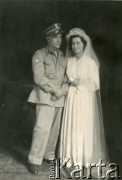 8.05.1945, Dicomano, Włochy.
Silvia Valli i Stefan Szymula w dniu ślubu. S. Szymula przed wojną pracował w Powiatowym Zarządzie Drogowym w Buczaczu, po 1939 ukrywał się. Aresztowany po nieudanej ucieczce do Rumunii, osadzony w więzieniu w Czortkowie, później w Starobielsku. Skazany na 5 lat obozu, zesłany w styczniu 1941 roku na Syberię. Dostał się do Armii Andersa, z którą został ewakuowany do Iranu. Przeszedł z nią cały szlak bliskowschodni. W Palestynie ukończył Szkołę Podchorążych Piechoty Rezerwy i został mianowany porucznikiem. Walczył pod Monte Cassino. W 1948 roku emigrował z żoną i synkiem do Argentyny.
Fot. NN, zbiory Silvii Szymuli, reprodukcje cyfrowe w  Bibliotece Polskiej im. Ignacego Domeyki w Buenos Aires (Biblioteca Polaca Ignacio Domeyko) i w Ośrodku KARTA w Warszawie