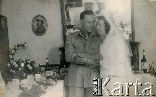 8.05.1945, Dicomano, Włochy.
Silvia Valli i Stefan Szymula w dniu ślubu. S. Szymula przed wojną pracował w Powiatowym Zarządzie Drogowym w Buczaczu, po 1939 ukrywał się. Aresztowany po nieudanej ucieczce do Rumunii, osadzony w więzieniu w Czortkowie, później w Starobielsku. Skazany na 5 lat obozu, zesłany w styczniu 1941 roku na Syberię. Dostał się do Armii Andersa, z którą został ewakuowany do Iranu. Przeszedł z nią cały szlak bliskowschodni. W Palestynie ukończył Szkołę Podchorążych Piechoty Rezerwy i został mianowany porucznikiem. Walczył pod Monte Cassino. W 1948 roku emigrował z żoną i synkiem do Argentyny.
Fot. NN, zbiory Silvii Szymuli, reprodukcje cyfrowe w  Bibliotece Polskiej im. Ignacego Domeyki w Buenos Aires (Biblioteca Polaca Ignacio Domeyko) i w Ośrodku KARTA w Warszawie
