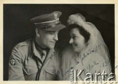 8.05.1945, Dicomano, Włochy.
Silvia Valli i Stefan Szymula w dniu ślubu. S. Szymula przed wojną pracował w Powiatowym Zarządzie Drogowym w Buczaczu, po 1939 ukrywał się. Aresztowany po nieudanej ucieczce do Rumunii, osadzony w więzieniu w Czortkowie, później w Starobielsku. Skazany na 5 lat obozu, zesłany w styczniu 1941 roku na Syberię. Dostał się do Armii Andersa, z którą został ewakuowany do Iranu. Przeszedł z nią cały szlak bliskowschodni. W Palestynie ukończył Szkołę Podchorążych Piechoty Rezerwy i został mianowany porucznikiem. Walczył pod Monte Cassino. W 1948 roku emigrował z żoną i synkiem do Argentyny.
Fot. NN, zbiory Silvii Szymuli, reprodukcje cyfrowe w  Bibliotece Polskiej im. Ignacego Domeyki w Buenos Aires (Biblioteca Polaca Ignacio Domeyko) i w Ośrodku KARTA w Warszawie