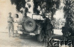 8.05.1945, Dicomano, Włochy.
Silvia Valli i Stefan Szymula w dniu ślubu. S. Szymula przed wojną pracował w Powiatowym Zarządzie Drogowym w Buczaczu, po 1939 ukrywał się. Aresztowany po nieudanej ucieczce do Rumunii, osadzony w więzieniu w Czortkowie, później w Starobielsku. Skazany na 5 lat obozu, zesłany w styczniu 1941 roku na Syberię. Dostał się do Armii Andersa, z którą został ewakuowany do Iranu. Przeszedł z nią cały szlak bliskowschodni. W Palestynie ukończył Szkołę Podchorążych Piechoty Rezerwy i został mianowany porucznikiem. Walczył pod Monte Cassino. W 1948 roku emigrował z żoną i synkiem do Argentyny.
Fot. NN, zbiory Silvii Szymuli, reprodukcje cyfrowe w  Bibliotece Polskiej im. Ignacego Domeyki w Buenos Aires (Biblioteca Polaca Ignacio Domeyko) i w Ośrodku KARTA w Warszawie