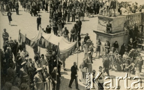 1945, Urbino, Włochy.
Procesja.
Fot. NN, zbiory Silvii Szymuli, reprodukcje cyfrowe w  Bibliotece Polskiej im. Ignacego Domeyki w Buenos Aires (Biblioteca Polaca Ignacio Domeyko) i w Ośrodku KARTA w Warszawie
