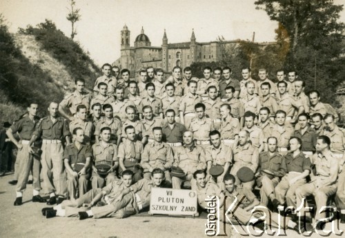 1945, Urbino, Włochy.
VII Pluton Szkolny Żandarmerii. 
Fot. NN, zbiory Silvii Szymuli, reprodukcje cyfrowe w  Bibliotece Polskiej im. Ignacego Domeyki w Buenos Aires (Biblioteca Polaca Ignacio Domeyko) i w Ośrodku KARTA w Warszawie