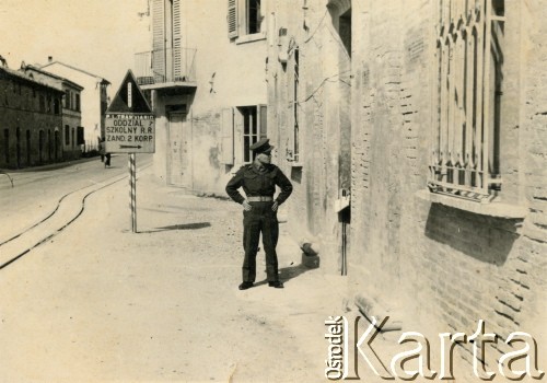 1945, Urbino, Włochy.
Żołnierz przed Oddziałem Szkolnym Żandarmerii 2 Korpusu Polskiego.
Fot. NN, zbiory Silvii Szymuli, reprodukcje cyfrowe w  Bibliotece Polskiej im. Ignacego Domeyki w Buenos Aires (Biblioteca Polaca Ignacio Domeyko) i w Ośrodku KARTA w Warszawie