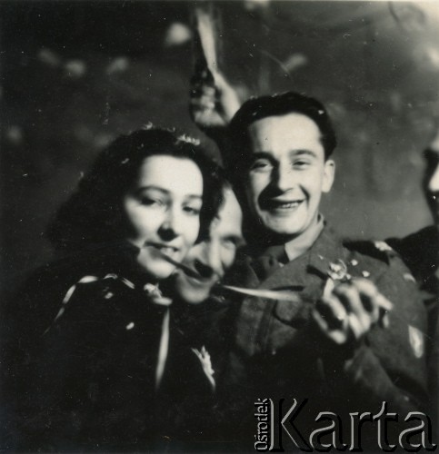 1945-1946, Senigallia, Włochy.
Zabawa sylwestrowa. Silvia Szymula (z domu Valli) W dniu zakończenia II wojny światowej wzięła ślub z Stefanem Szymulą, żołnierzem 2. Korpusu Polskiego. W 1948 roku emigrowała z mężem i synkiem do Argentyny. 
Fot. NN, zbiory Silvii Szymuli, reprodukcje cyfrowe w  Bibliotece Polskiej im. Ignacego Domeyki w Buenos Aires (Biblioteca Polaca Ignacio Domeyko) i w Ośrodku KARTA w Warszawie