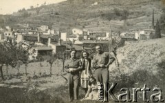 1945, Dicomano, Włochy.
Silvia Szymula z domu Valli (w środku), Stefan Szymula (1. z lewej) i dwie nieznane osoby. S. Szymula przed wojną pracował w Powiatowym Zarządzie Drogowym w Buczaczu, po 1939 ukrywał się. Aresztowany po nieudanej ucieczce do Rumunii, osadzony w więzieniu w Czortkowie, później w Starobielsku. Skazany na 5 lat obozu, zesłany w styczniu 1941 roku na Syberię. Dostał się do Armii Andersa, z którą został ewakuowany do Iranu. Przeszedł z nią cały szlak bliskowschodni. W Palestynie ukończył Szkołę Podchorążych Piechoty Rezerwy i został mianowany porucznikiem. Walczył pod Monte Cassino. W 1948 roku emigrował z żoną i synkiem do Argentyny. Nz. Silvia w stroju ludowym stylizowanym na polski, które sama uszyła.
Fot. NN, zbiory Silvii Szymuli, reprodukcje cyfrowe w  Bibliotece Polskiej im. Ignacego Domeyki w Buenos Aires (Biblioteca Polaca Ignacio Domeyko) i w Ośrodku KARTA w Warszawie