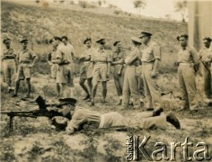 1945-1947, Urbino, Włochy.
Żołnierze żandarmerii 2 Korpusu Polskiego ćwiczą na poligonie.
Fot. NN, zbiory Silvii Szymuli, reprodukcje cyfrowe w  Bibliotece Polskiej im. Ignacego Domeyki w Buenos Aires (Biblioteca Polaca Ignacio Domeyko) i w Ośrodku KARTA w Warszawie