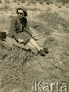 1945, Urbino, Włochy.
Silvia Szymula z domu Valli. W dniu zakończenia II wojny światowej wyszła za mąż za Stefana Szymulę, polskiego żołnierza, który stacjonował w jej rodzinnym miasteczku we Włoszech. Po wojnie wyjechali do Argentyny. 
Fot. NN, zbiory Silvii Szymuli, reprodukcje cyfrowe w  Bibliotece Polskiej im. Ignacego Domeyki w Buenos Aires (Biblioteca Polaca Ignacio Domeyko) i w Ośrodku KARTA w Warszawie