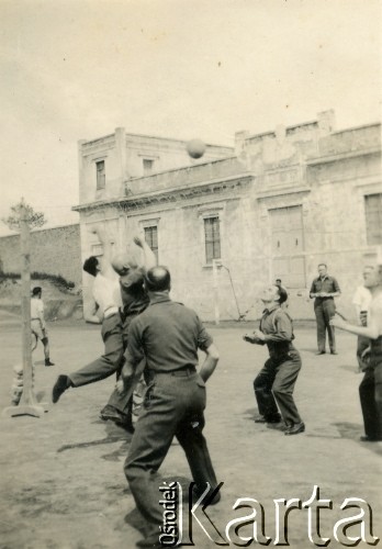 1945-1947, Urbino, Włochy.
Żołnierze żandarmerii 2 Korpusu Polskiego.
Fot. NN, zbiory Silvii Szymuli, reprodukcje cyfrowe w  Bibliotece Polskiej im. Ignacego Domeyki w Buenos Aires (Biblioteca Polaca Ignacio Domeyko) i w Ośrodku KARTA w Warszawie