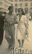 1946-1947, Florencja, Włochy.
Silvia Szymula z domu Valli i Stefan Szymula. S. Szymula przed wojną pracował w Powiatowym Zarządzie Drogowym w Buczaczu, po 1939 ukrywał się. Aresztowany po nieudanej ucieczce do Rumunii, osadzony w więzieniu w Czortkowie, później w Starobielsku. Skazany na 5 lat obozu, zesłany w styczniu 1941 roku na Syberię. Dostał się do Armii Andersa, z którą został ewakuowany do Iranu. Przeszedł z nią cały szlak bliskowschodni. W Palestynie ukończył Szkołę Podchorążych Piechoty Rezerwy i został mianowany porucznikiem. Walczył pod Monte Cassino. W 1948 roku emigrował z żoną i synkiem do Argentyny.
Fot. NN, zbiory Silvii Szymuli, reprodukcje cyfrowe w  Bibliotece Polskiej im. Ignacego Domeyki w Buenos Aires (Biblioteca Polaca Ignacio Domeyko) i w Ośrodku KARTA w Warszawie