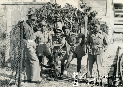 1945, Senigallia, Włochy.
Żołnierze w ośrodku szkoleniowym żandarmerii 2 Korpusu Polskiego. 1. z prawej Stefan Szymula, który przed wojną pracował w Powiatowym Zarządzie Drogowym w Buczaczu, po 1939 ukrywał się. Aresztowany po nieudanej ucieczce do Rumunii, osadzony w więzieniu w Czortkowie, później w Starobielsku. Skazany na 5 lat obozu, zesłany w styczniu 1941 roku na Syberię. Dostał się do Armii Andersa, z którą został ewakuowany do Iranu. Przeszedł z nią cały szlak bliskowschodni. W Palestynie ukończył Szkołę Podchorążych Piechoty Rezerwy i został mianowany porucznikiem. Walczył pod Monte Cassino, w dniu zakończenia wojny ożenił się z Włoszką Silvią Valli. W 1948 roku emigrował do Argentyny.
Fot. NN, zbiory Silvii Szymuli, reprodukcje cyfrowe w  Bibliotece Polskiej im. Ignacego Domeyki w Buenos Aires (Biblioteca Polaca Ignacio Domeyko) i w Ośrodku KARTA w Warszawie