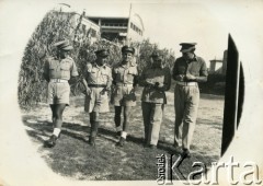 1945, Senigallia, Włochy.
Żołnierze w ośrodku szkoleniowym żandarmerii 2 Korpusu Polskiego. 2. z prawej Stefan Szymula, który przed wojną pracował w Powiatowym Zarządzie Drogowym w Buczaczu, po 1939 ukrywał się. Aresztowany po nieudanej ucieczce do Rumunii, osadzony w więzieniu w Czortkowie, później w Starobielsku. Skazany na 5 lat obozu, zesłany w styczniu 1941 roku na Syberię. Dostał się do Armii Andersa, z którą został ewakuowany do Iranu. Przeszedł z nią cały szlak bliskowschodni. W Palestynie ukończył Szkołę Podchorążych Piechoty Rezerwy i został mianowany porucznikiem. Walczył pod Monte Cassino, w dniu zakończenia wojny ożenił się z Włoszką Silvią Valli. W 1948 roku emigrował do Argentyny.
Fot. NN, zbiory Silvii Szymuli, reprodukcje cyfrowe w  Bibliotece Polskiej im. Ignacego Domeyki w Buenos Aires (Biblioteca Polaca Ignacio Domeyko) i w Ośrodku KARTA w Warszawie