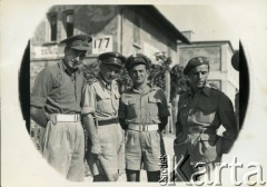 1945, Senigallia, Włochy.
Żołnierze w ośrodku szkoleniowym żandarmerii 2 Korpusu Polskiego. 1. z prawej Stefan Szymula, który przed wojną pracował w Powiatowym Zarządzie Drogowym w Buczaczu, po 1939 ukrywał się. Aresztowany po nieudanej ucieczce do Rumunii, osadzony w więzieniu w Czortkowie, później w Starobielsku. Skazany na 5 lat obozu, zesłany w styczniu 1941 roku na Syberię. Dostał się do Armii Andersa, z którą został ewakuowany do Iranu. Przeszedł z nią cały szlak bliskowschodni. W Palestynie ukończył Szkołę Podchorążych Piechoty Rezerwy i został mianowany porucznikiem. Walczył pod Monte Cassino, w dniu zakończenia wojny ożenił się z Włoszką Silvią Valli. W 1948 roku emigrował do Argentyny.
Fot. NN, zbiory Silvii Szymuli, reprodukcje cyfrowe w  Bibliotece Polskiej im. Ignacego Domeyki w Buenos Aires (Biblioteca Polaca Ignacio Domeyko) i w Ośrodku KARTA w Warszawie