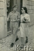 1945-1946, Senigallia, Włochy.
Silvia Szymula z domu Valli i Stefan Szymula. S. Szymula przed wojną pracował w Powiatowym Zarządzie Drogowym w Buczaczu, po 1939 ukrywał się. Aresztowany po nieudanej ucieczce do Rumunii, osadzony w więzieniu w Czortkowie, później w Starobielsku. Skazany na 5 lat obozu, zesłany w styczniu 1941 roku na Syberię. Dostał się do Armii Andersa, z którą został ewakuowany do Iranu. Przeszedł z nią cały szlak bliskowschodni. W Palestynie ukończył Szkołę Podchorążych Piechoty Rezerwy i został mianowany porucznikiem. Walczył pod Monte Cassino. W 1948 roku emigrował z żoną i synkiem do Argentyny.
Fot. NN, zbiory Silvii Szymuli, reprodukcje cyfrowe w  Bibliotece Polskiej im. Ignacego Domeyki w Buenos Aires (Biblioteca Polaca Ignacio Domeyko) i w Ośrodku KARTA w Warszawie