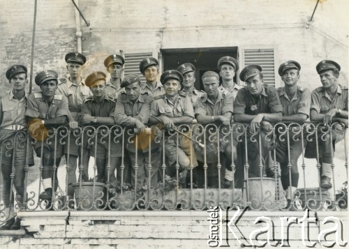 1945, Senigallia, Włochy.
Żołnierze w ośrodku szkoleniowym żandarmerii 2 Korpusu Polskiego. 4. z lewej przy barierce Stefan Szymula, który przed wojną pracował w Powiatowym Zarządzie Drogowym w Buczaczu, po 1939 ukrywał się. Aresztowany po nieudanej ucieczce do Rumunii, osadzony w więzieniu w Czortkowie, później w Starobielsku. Skazany na 5 lat obozu, zesłany w styczniu 1941 roku na Syberię. Dostał się do Armii Andersa, z którą został ewakuowany do Iranu. Przeszedł z nią cały szlak bliskowschodni. W Palestynie ukończył Szkołę Podchorążych Piechoty Rezerwy i został mianowany porucznikiem. Walczył pod Monte Cassino, w dniu zakończenia wojny ożenił się z Włoszką Silvią Valli. W 1948 roku emigrował do Argentyny.
Fot. NN, zbiory Silvii Szymuli, reprodukcje cyfrowe w  Bibliotece Polskiej im. Ignacego Domeyki w Buenos Aires (Biblioteca Polaca Ignacio Domeyko) i w Ośrodku KARTA w Warszawie