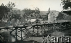 1945-1946, Dicomano, Włochy.
Silvia Szymula z domu Valli i Stefan Szymula. S. Szymula przed wojną pracował w Powiatowym Zarządzie Drogowym w Buczaczu, po 1939 ukrywał się. Aresztowany po nieudanej ucieczce do Rumunii, osadzony w więzieniu w Czortkowie, później w Starobielsku. Skazany na 5 lat obozu, zesłany w styczniu 1941 roku na Syberię. Dostał się do Armii Andersa, z którą został ewakuowany do Iranu. Przeszedł z nią cały szlak bliskowschodni. W Palestynie ukończył Szkołę Podchorążych Piechoty Rezerwy i został mianowany porucznikiem. Walczył pod Monte Cassino. W 1948 roku emigrował z żoną i synkiem do Argentyny.
Fot. NN, zbiory Silvii Szymuli, reprodukcje cyfrowe w  Bibliotece Polskiej im. Ignacego Domeyki w Buenos Aires (Biblioteca Polaca Ignacio Domeyko) i w Ośrodku KARTA w Warszawie