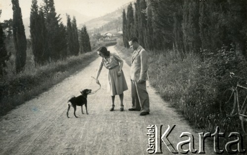 1945-1946, Dicomano, Włochy.
Silvia Szymula z domu Valli i Stefan Szymula. S. Szymula przed wojną pracował w Powiatowym Zarządzie Drogowym w Buczaczu, po 1939 ukrywał się. Aresztowany po nieudanej ucieczce do Rumunii, osadzony w więzieniu w Czortkowie, później w Starobielsku. Skazany na 5 lat obozu, zesłany w styczniu 1941 roku na Syberię. Dostał się do Armii Andersa, z którą został ewakuowany do Iranu. Przeszedł z nią cały szlak bliskowschodni. W Palestynie ukończył Szkołę Podchorążych Piechoty Rezerwy i został mianowany porucznikiem. Walczył pod Monte Cassino. W 1948 roku emigrował z żoną i synkiem do Argentyny.
Fot. NN, zbiory Silvii Szymuli, reprodukcje cyfrowe w  Bibliotece Polskiej im. Ignacego Domeyki w Buenos Aires (Biblioteca Polaca Ignacio Domeyko) i w Ośrodku KARTA w Warszawie