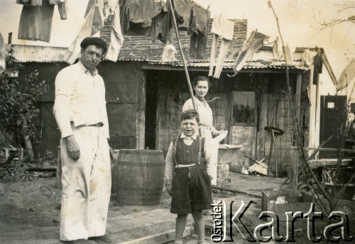 1948, Llavallol, prowincja Buenos Aires, Argentyna.
Silvia Szymula z domu Valli z sąsiadami w pierwszych dniach emigracji. W dniu zakończenia II wojny światowej wyszła za mąż za Stefana Szymulę, polskiego żołnierza, który stacjonował w jej rodzinnym miasteczku Dicomano (Włochy). Po wojnie wyjechali do Argentyny. 
Fot. NN, zbiory Silvii Szymuli, reprodukcje cyfrowe w  Bibliotece Polskiej im. Ignacego Domeyki w Buenos Aires (Biblioteca Polaca Ignacio Domeyko) i w Ośrodku KARTA w Warszawie