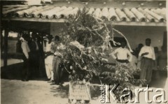 1948-1949, prowincja Formosa, Argentyna.
Spotkanie świąteczne w szkole.  
Fot. NN, zbiory rodziny Mielech, reprodukcje cyfrowe w Bibliotece Polskiej im. Ignacego Domeyki w Buenos Aires (Biblioteca Polaca Ignacio Domeyko) i w Ośrodku KARTA w Warszawie.