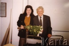 28.05.1999, Londyn, Anglia, Wielka Brytania.
Wykładowcy Polskiego Uniwersytetu na Obczyźnie: filolog dr Ewa Lewandowska-Tarasiuk i historyk sztuki, poeta i pisarz dr Mieczysław Paszkiewicz.
Fot. NN, kolekcja Polskiego Uniwersytetu na Obczyźnie w Londynie, zbiory Ośrodka KARTA