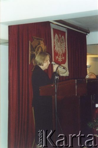 Brak daty, Londyn, Anglia, Wielka Brytania.
Przemawia prof. dr hab. Halina Taborska filolog, filozof i historyk sztuki, od 2011 roku rektor Polskiego Uniwersytetu na Obczyźnie.
Fot. NN, kolekcja Polskiego Uniwersytetu na Obczyźnie w Londynie, zbiory Ośrodka KARTA