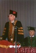 Lata 90., Londyn, Anglia, Wielka Brytania.
Przemawia Zdzisław Wałaszewski (1922-2008), filolog i dziennikarz, profesor historii literatury polskiej na Polskim Uniwersytecie na Obczyźnie, rektor uczelni w latach 1998-2001. 
Fot. NN, kolekcja Polskiego Uniwersytetu na Obczyźnie w Londynie, zbiory Ośrodka KARTA