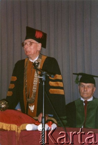 Lata 90., Londyn, Anglia, Wielka Brytania.
Przemawia Zdzisław Wałaszewski (1922-2008), filolog i dziennikarz, profesor historii literatury polskiej na Polskim Uniwersytecie na Obczyźnie, rektor uczelni w latach 1998-2001. 
Fot. NN, kolekcja Polskiego Uniwersytetu na Obczyźnie w Londynie, zbiory Ośrodka KARTA