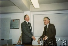 3.02.1999, Londyn, Anglia, Wielka Brytania.
Z prawej dr Mieczysław Paszkiewicz (1925-2004), historyk sztuki, poeta i pisarz, wieloletni wykładowca i dziekan Wydziału Humanistycznego Polskiego Uniwersytetu na Obczyźnie.
Fot. NN, kolekcja Polskiego Uniwersytetu Na Obczyźnie w Londynie, zbiory Ośrodka KARTA