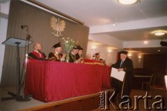 Brak daty, Londyn, Anglia, Wielka Brytania.
Uroczystość w Polskim Uniwersytecie na Obczyźnie. 2. z lewej Zdzisław Wałaszewski (1922-2008), filolog i dziennikarz, profesor historii literatury polskiej na Polskim Uniwersytecie na Obczyźnie, rektor uczelni w latach 1998-2001.; 3. z lewej Wojciech Falkowski (1930-2015), lekarz psychiatra i artysta malarz, profesor Polskiego Uniwersytetu na Obczyźnie, rektor uczelni w latach 2002-2011.
Fot. NN, kolekcja Polskiego Uniwersytetu Na Obczyźnie w Londynie, zbiory Ośrodka KARTA