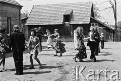 17.05.1974, Bobrowniki nad Prosną, pow. Ostrzeszów, woj. kaliskie, Polska.
Wesele.
Fot. Stanisław Kulawiak, zbiory Ośrodka KARTA