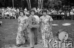 Sierpień 1975, Bobrowniki nad Prosną, pow. Ostrzeszów, woj. kaliskie, Polska.
Dożynki, wieniec żniwny dla dobrego gospodarza.
Fot. Stanisław Kulawiak, zbiory Ośrodka KARTA