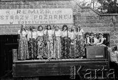 Sierpień 1975, Bobrowniki nad Prosną, pow. Ostrzeszów, woj. kaliskie, Polska.
Dożynki, występ zespołu młodzieżowego.
Fot. Stanisław Kulawiak, zbiory Ośrodka KARTA 
