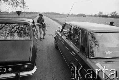 1976, Bobrowniki nad Prosną, pow. Ostrzeszów, woj. kaliskie, Polska.
Brama weselna.
Fot. Stanisław Kulawiak, zbiory Ośrodka KARTA